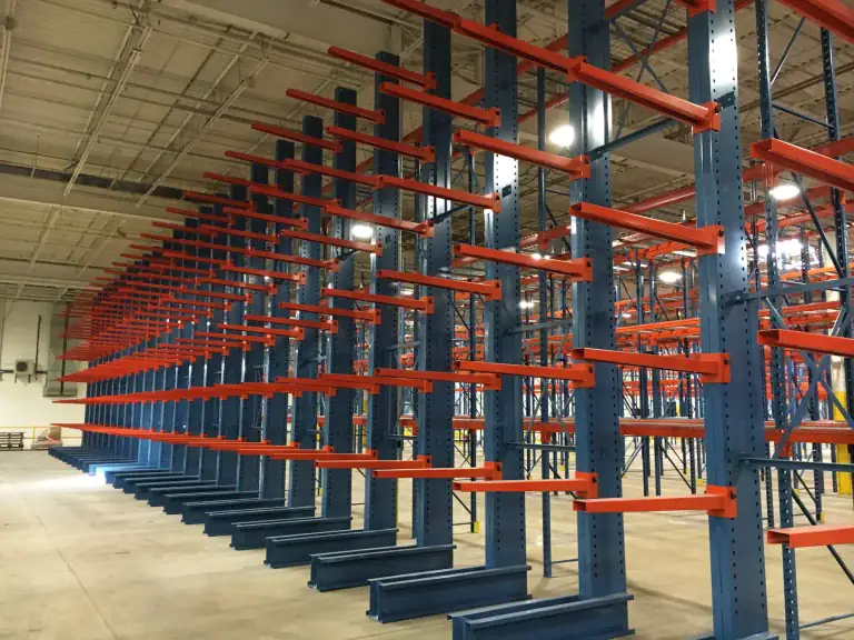 Cantilever column bases and arm levels in a warehouse