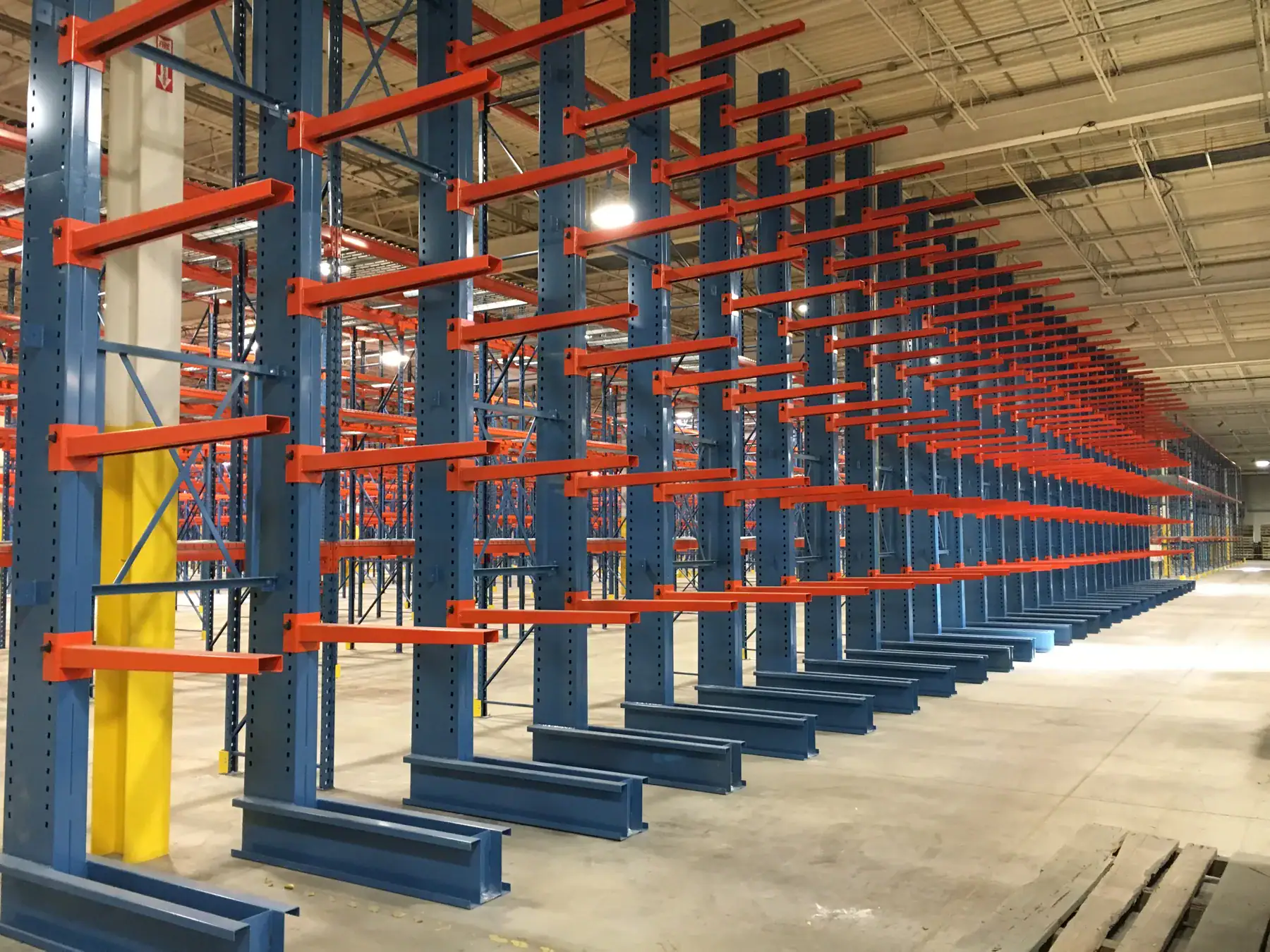 Rows of blue cantilever columns with orange adjustable arms