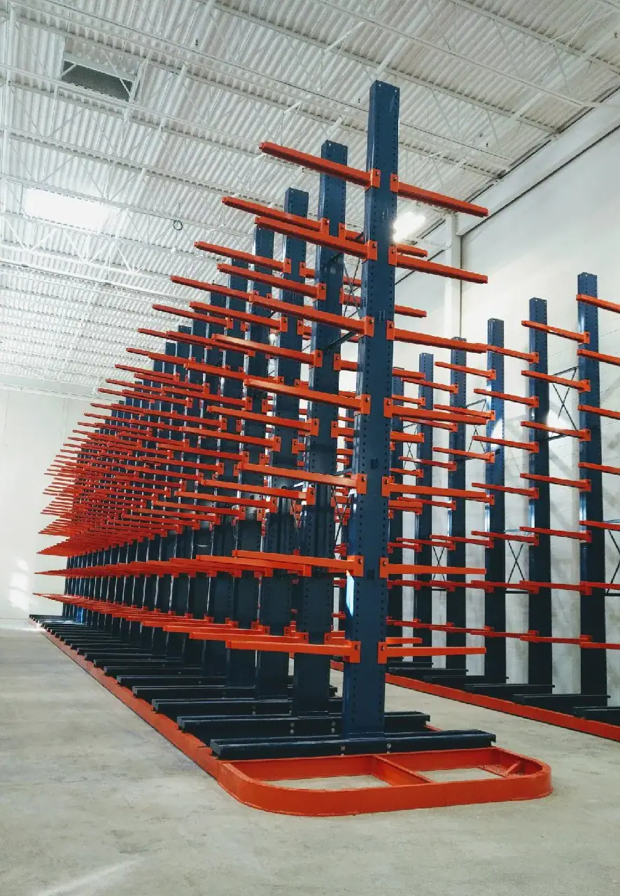 Double-sided cantilever rack with arms on both sides of the columns