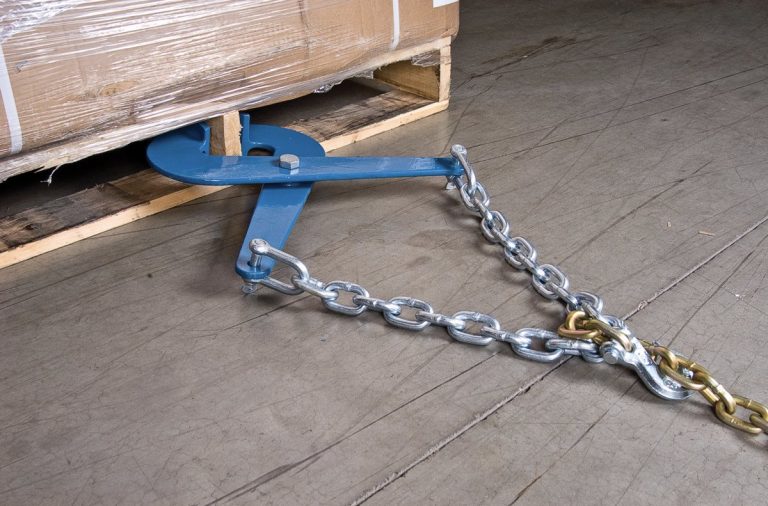 JKBH863 pallet puller clamped on a pallet with Grade 70 pull chain