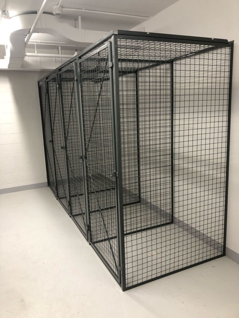 Single framed wire mesh storage locker