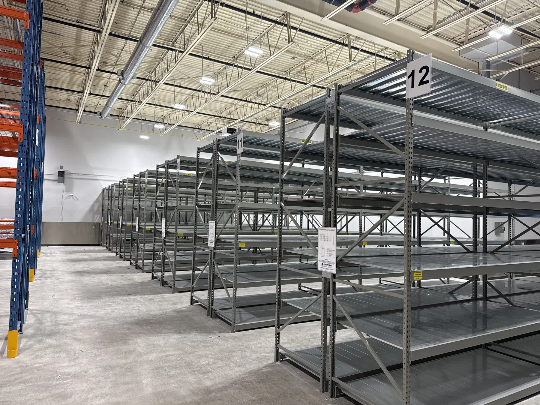 Rows of System 800 wide span shelving in a warehouse