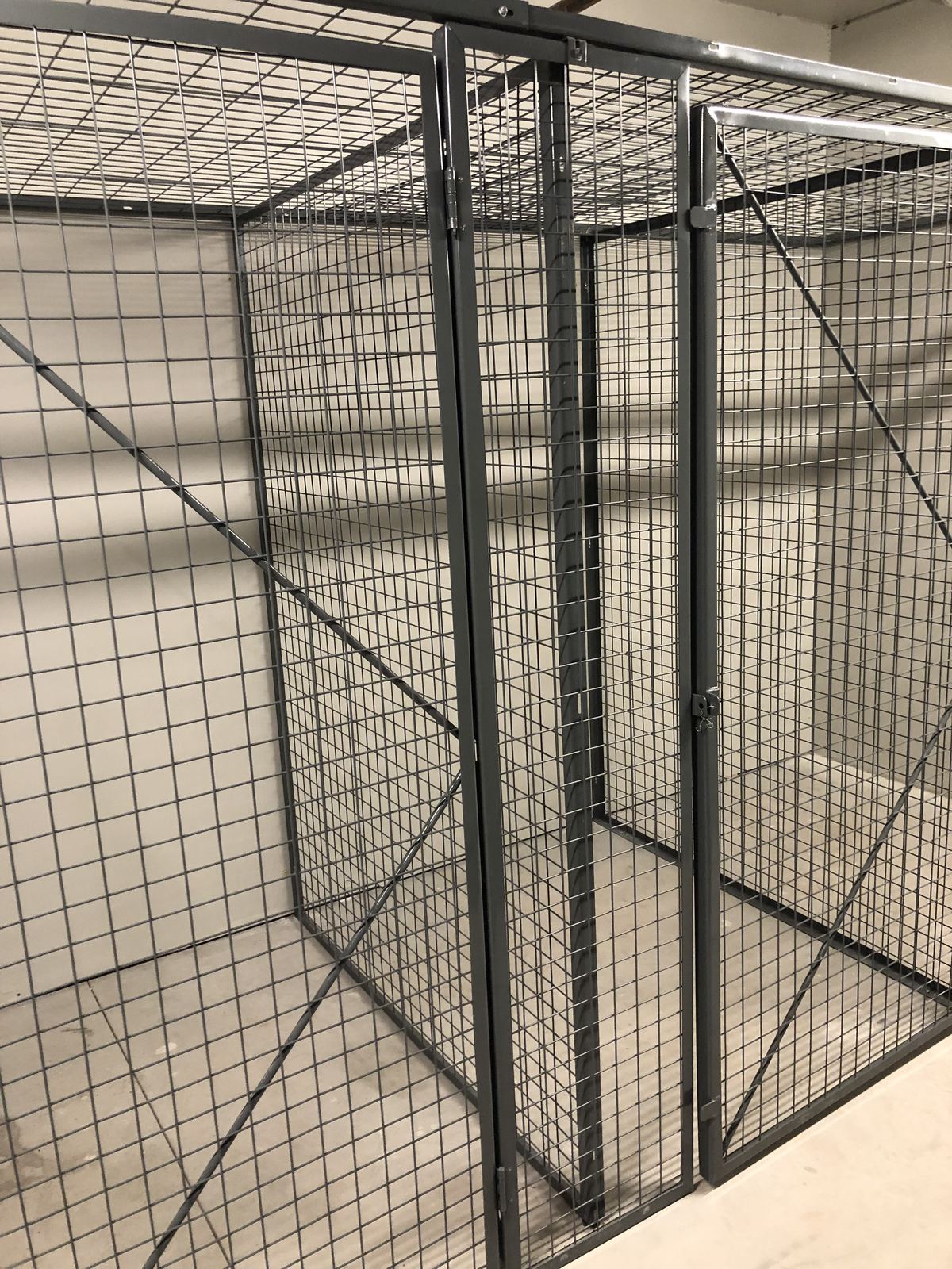 Wire mesh locker panel with X bracing